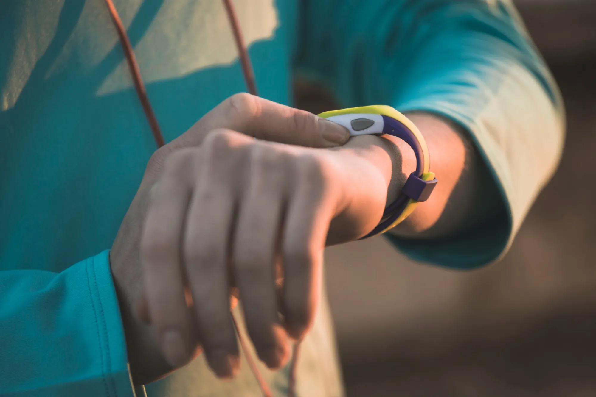 Gros plan sur un coureur consultant sa montre GPS au poignet